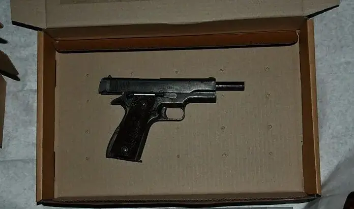 العثور على مسدس داخل علبة كرتونية