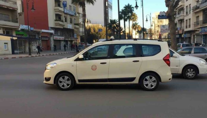 أزمة نقل في اكزناية تثير غضب السكان بسبب غياب سيارات الأجرة وجمود الحلول الرسمية. تعرف على تفاصيل معاناة المواطنين اليومية ومطالبهم لفك العزلة عن المنطقة.