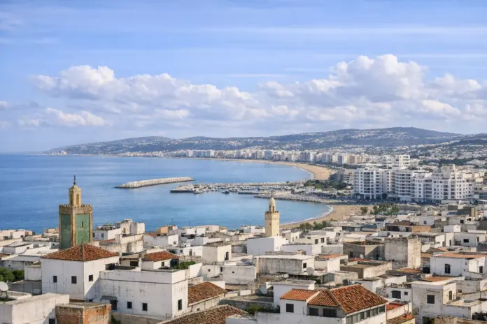 طقس مستقر بطنجة مع انخفاض طفيف في درجات الحرارة مساءً